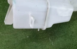 Бачок стеклоомывателя передний для Toyota RAV4 2019 года на фотографиях