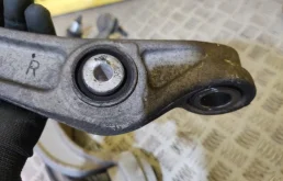 Рычаг передний правый нижний для Audi A4 2015 года на фотографиях