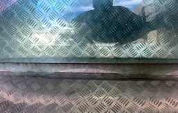 Стекло двери переднее левое для Volkswagen Passat 2005 года на фотографиях