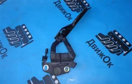 Петля капота правая для Volkswagen Passat 2008 года на фотографиях