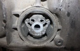 Подрамник двигателя для Volkswagen Tiguan 2010 года на фотографиях