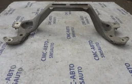 Подрамник двигателя для Volkswagen Touareg 2013 года на фотографиях