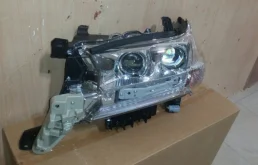 Фара ксенон левая для Toyota Land Cruiser 2020 года на фотографиях