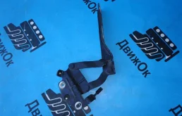 Петля капота правая для Volkswagen Passat 2008 года на фотографиях