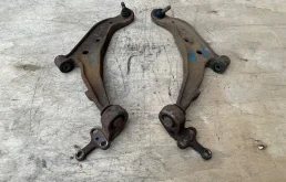 Рычаг передний правый нижний для Nissan Almera 2004 года на фотографиях