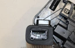 Уплотнитель передней правой двери для Volkswagen Jetta на фотографиях