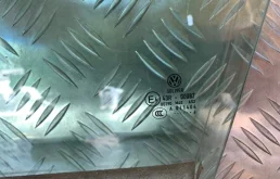 Стекло двери переднее левое для Volkswagen Passat 2005 года на фотографиях