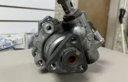 Насос ГУР для Audi A4 2001 года на фотографиях