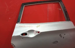 Накладка на дверь задняя правая для Hyundai Solaris 2010 года на фотографиях