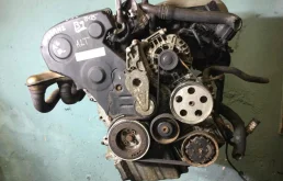 Двигатель без навесного для Audi A4 2001 года на фотографиях