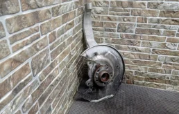 Кулак поворотный левый для Volvo XC90 2017 года на фотографиях