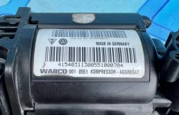 Компрессор пневмоподвески задний для Volkswagen Touareg 2004 года на фотографиях