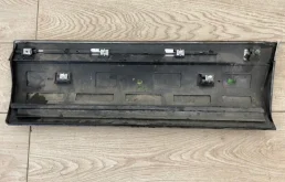 Стекло двери заднее правое для Volkswagen Touareg 2015 года на фотографиях