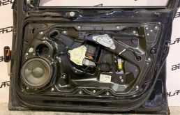 Дверь передняя правая для Volkswagen Passat 2010 года на фотографиях