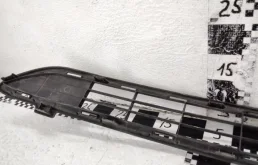 Решетка переднего бампера для Toyota RAV4 2015 года на фотографиях