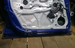 Дверь передняя левая для Volkswagen Passat 2001 года на фотографиях