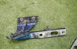 Петля капота левая для Audi Q5 2013 года на фотографиях