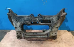 Подрамник двигателя для Nissan X-Trail 2000 года на фотографиях