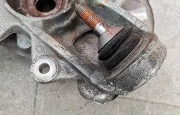 Кулак поворотный правый для Mercedes-Benz M class 2012 года на фотографиях