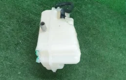 Бачок стеклоомывателя передний для Toyota Land Cruiser 2018 года на фотографиях