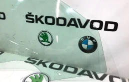 Стекло двери переднее правое для Skoda Octavia 2010 года на фотографиях