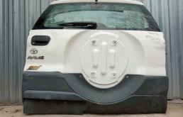 Крышка багажника для Toyota RAV4 2004 года на фотографиях