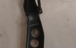 Петля капота правая для Skoda Octavia 2010 года на фотографиях