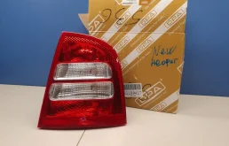 Фонарь внешний правый для Skoda Octavia 2000 года на фотографиях