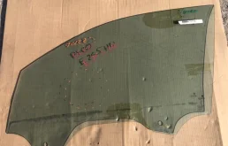 Стекло двери переднее левое для Volkswagen Tiguan 2021 года на фотографиях