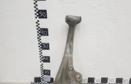 Кулак поворотный левый для Audi A6 2012 года на фотографиях