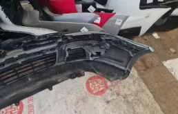 Бампер передний для Volkswagen Jetta 2006 года на фотографиях