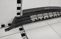 Решетка переднего бампера для Toyota RAV4 2015 года на фотографиях