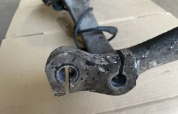 Кулак поворотный правый для Audi A4 2006 года на фотографиях