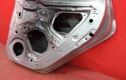 Накладка на дверь задняя правая для Hyundai Solaris 2010 года на фотографиях