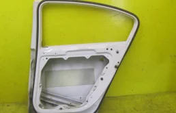 Дверь задняя правая для Volkswagen Passat 2013 года на фотографиях