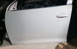 Дверь передняя левая для Volkswagen Jetta 2006 года на фотографиях