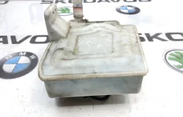 Бачок стеклоомывателя передний для Skoda Octavia 2010 года на фотографиях