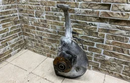 Кулак поворотный правый для Audi A6 2008 года на фотографиях