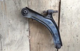 Рычаг передний левый нижний для Nissan X-Trail 2009 года на фотографиях