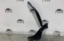 Крепление петли капота для Peugeot 308 на фотографиях