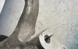 Кулак поворотный левый для Audi A6 2008 года на фотографиях