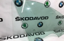 Стекло двери переднее правое для Skoda Octavia 2010 года на фотографиях