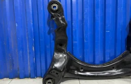 Подрамник двигателя для Audi A6 2008 года на фотографиях