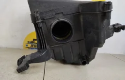 Корпус воздушного фильтра для Ford Focus 2009 года на фотографиях