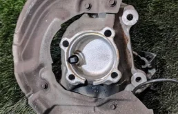 Кулак поворотный левый для BMW 3er 2008 года на фотографиях