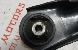 Рычаг передний правый нижний для Nissan X-Trail 2001 года на фотографиях