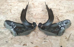 Петля капота правая для Toyota Land Cruiser 2008 года на фотографиях