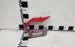 Петля капота левая для Ford Kuga 2013 года на фотографиях