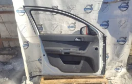 Дверь передняя левая для Volvo S40 2011 года на фотографиях