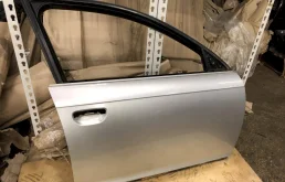 Дверь передняя правая для Audi A6 2005 года на фотографиях
